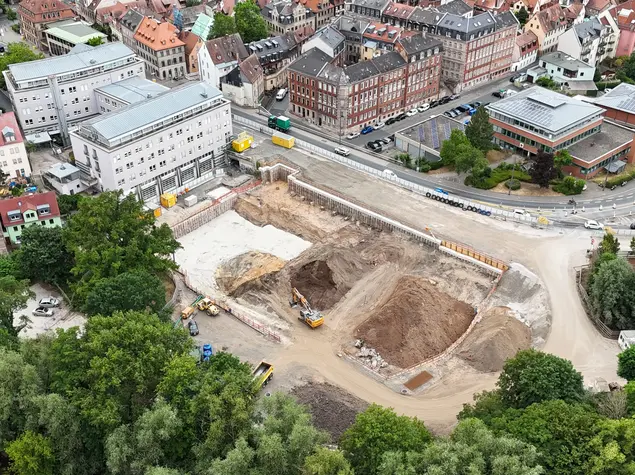 Luftbild der Baustelle Heinrich Schliemann Gymnasium im Juli 2025; Klick öffnet Bild in größerer Ansicht