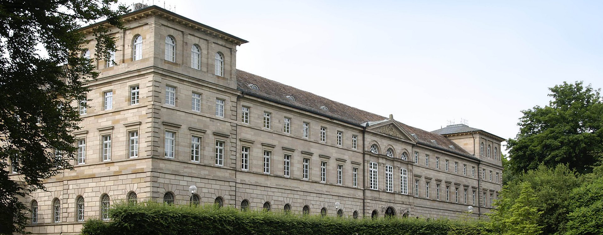 Ansicht des Schloss Burgfarrnbach mit Park im Vordergrund.