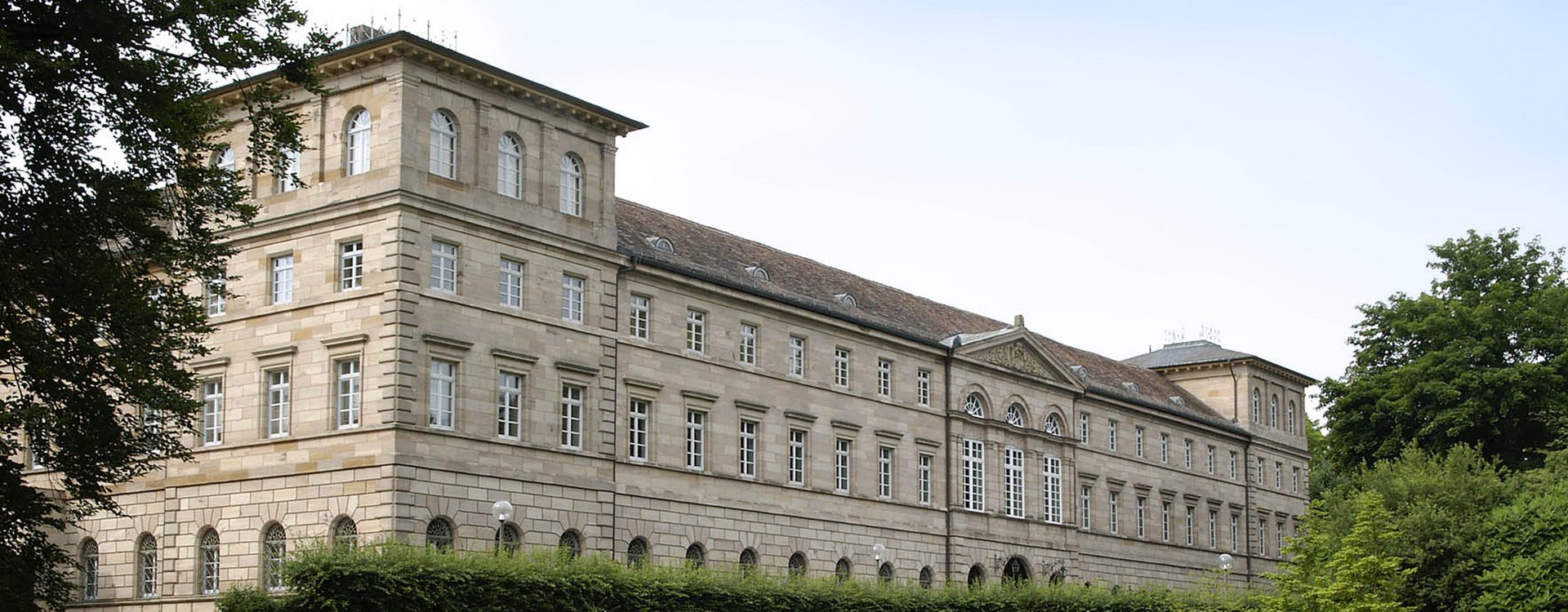 Ansicht des Schloss Burgfarrnbach mit Park im Vordergrund.