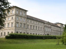 Ansicht des Schloss Burgfarrnbach mit Park im Vordergrund.