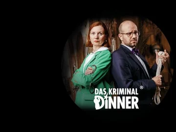 Zwei Personen stehen Rücken an Rücken, die eine trägt einen grünen Blazer, die andere einen dunklen Anzug und hält ein Seil in der Hand, darunter der Schriftzug 'DAS KRIMINAL DINNER'