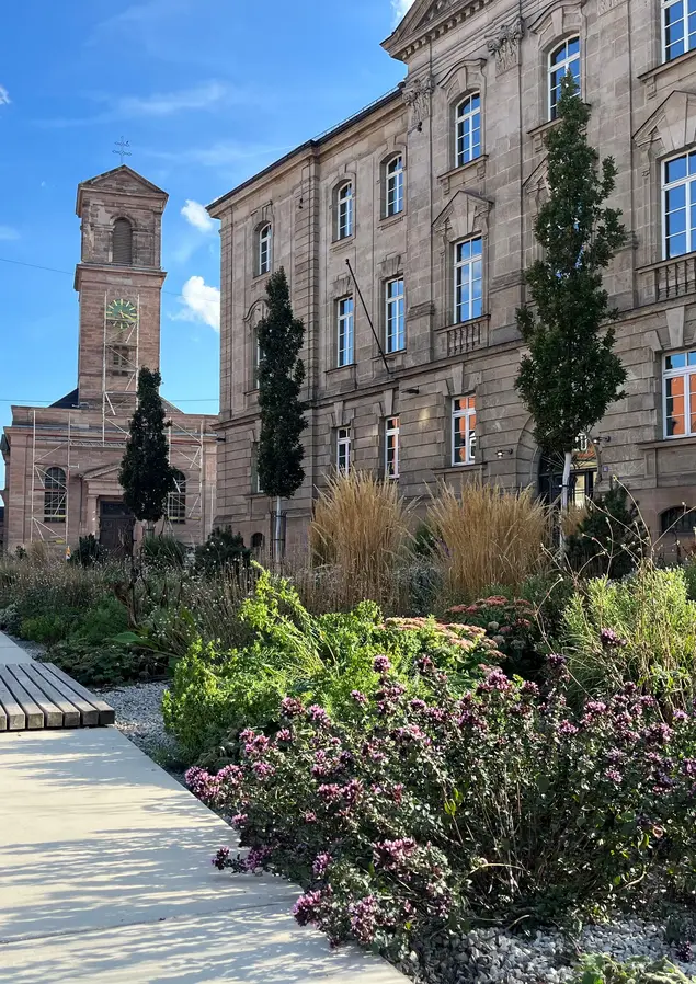 Blick vom Stadttheater über den neu gestalteten Elfriede-und-Heinz-Bruder-Platz mit der Kirche Zu Unserer Lieben Frau im Hintergrund