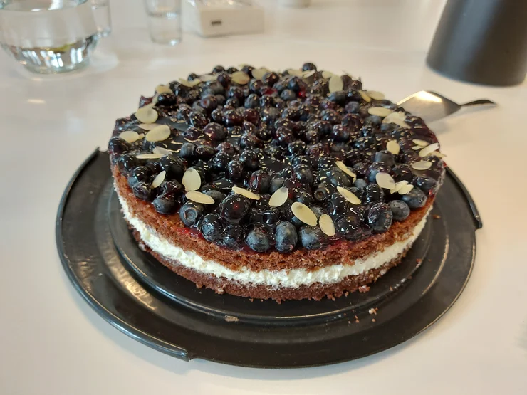 Eine Torte mit Blaubeeren
