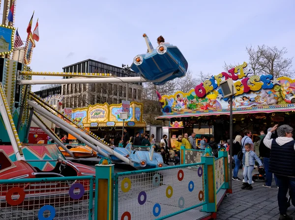 Fahr-Geschäft und Menschen auf dem Frühlingsmarkt. Klick macht Bild größer.