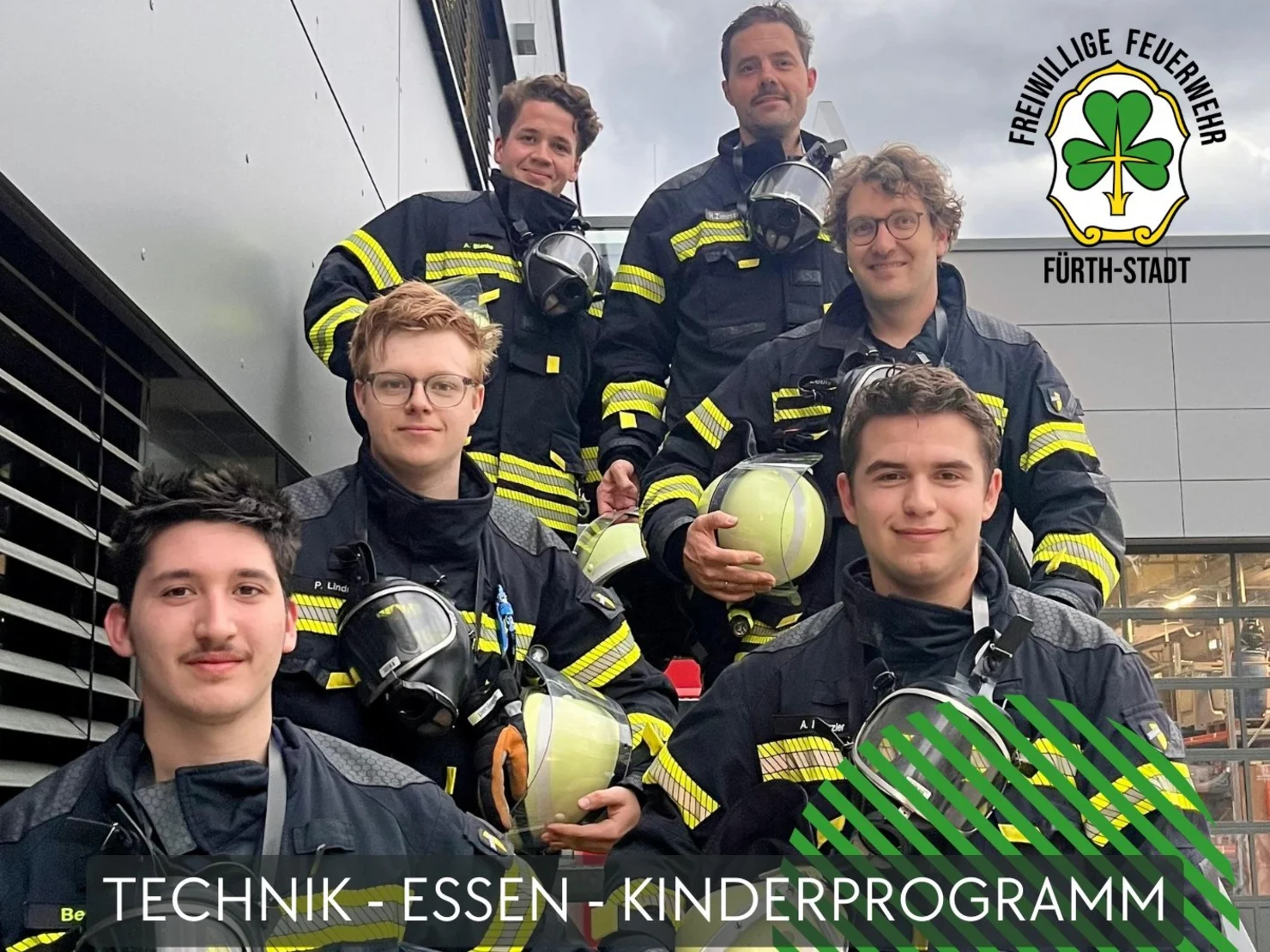 Gruppe von Feuerwehrleuten in Schutzkleidung mit Helmen vor einem Gebäude, rechts oben das Logo der Freiwilligen Feuerwehr Fürth-Stadt