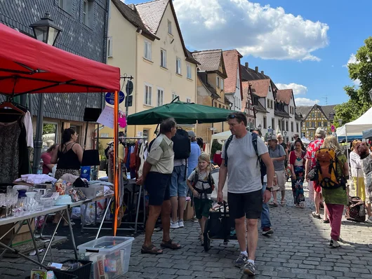 Menschen flanieren auf dem Grafflmarkt. Klick öffnet Veranstaltungstipp.