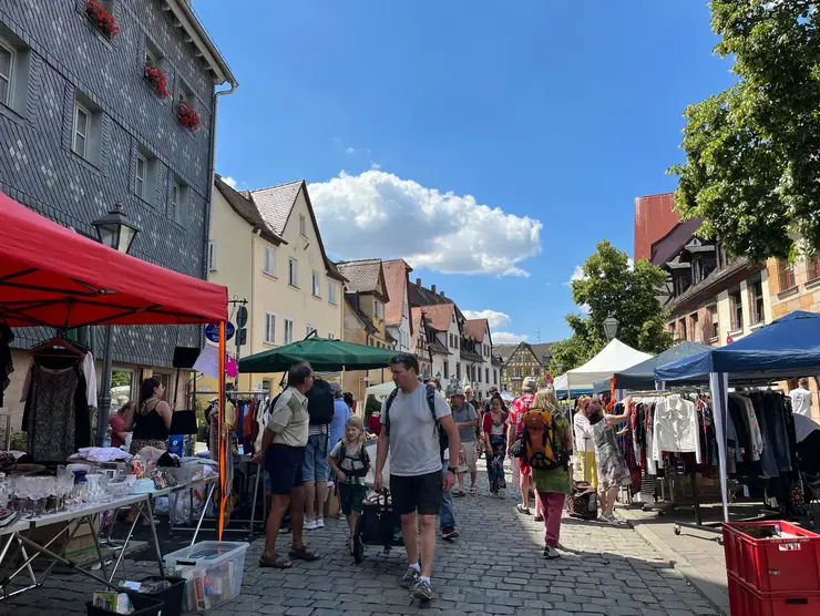 Menschen flanieren auf dem Grafflmarkt; Klick öffnet Detailansicht.