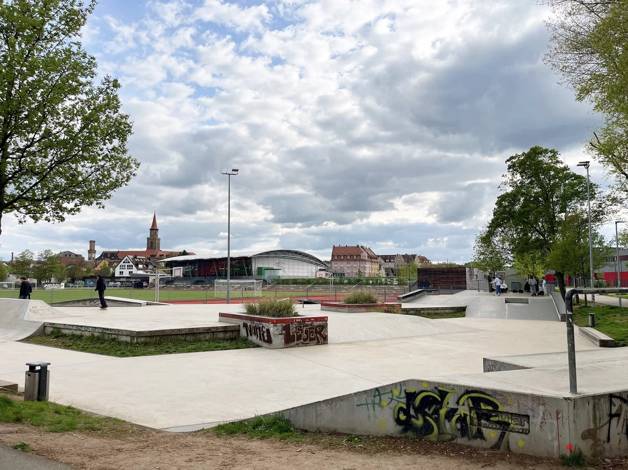 Totalaufnahme des Skateparks an der Charly-Mai-Sportanlage.