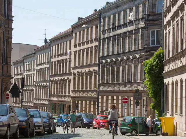 Straßenansicht mit denkmalgeschützen Fassaden. Klick öffnet die Meldung.
