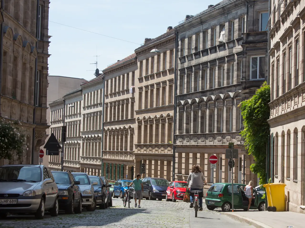 Straßenansicht mit denkmalgeschützen Fassaden.