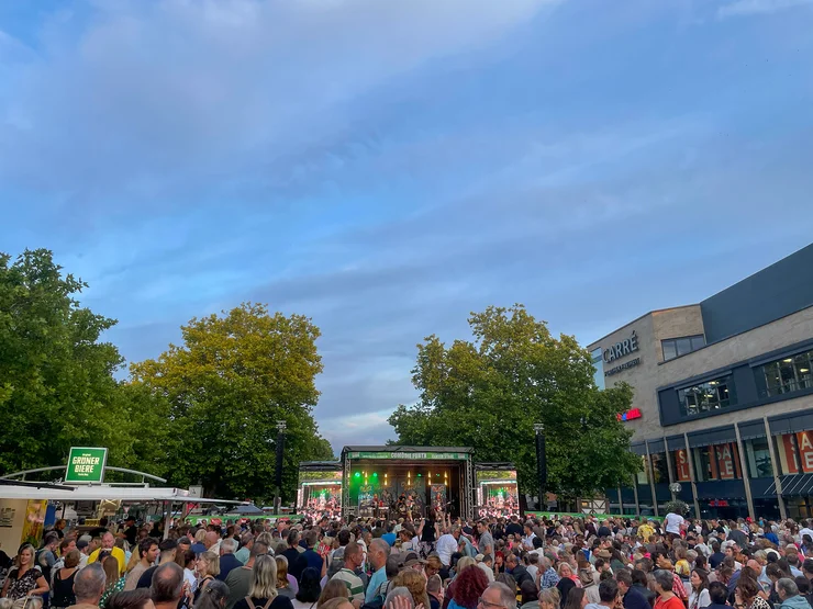 Große Menschenmenge vor der Bühne an der Fürther Freiheit beim Fürth Festival. Klick öffnet Veranstaltungstipp.