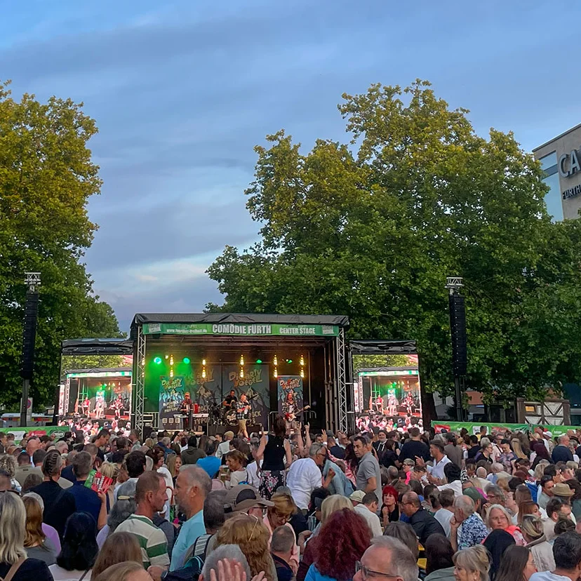 Große Menschenmenge vor der Bühne an der Fürther Freiheit beim Fürth Festival.