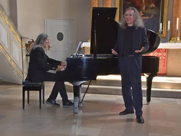 Sirka Schwartz-Uppendieck am Flügel und Michael Herrschel