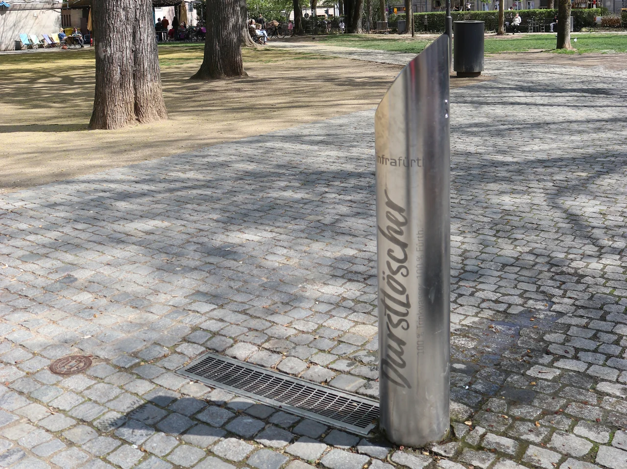 Silberner Trinkwasserspender mit der Aufschrift "Durstlöscher" in der Adenauer-Anlage.