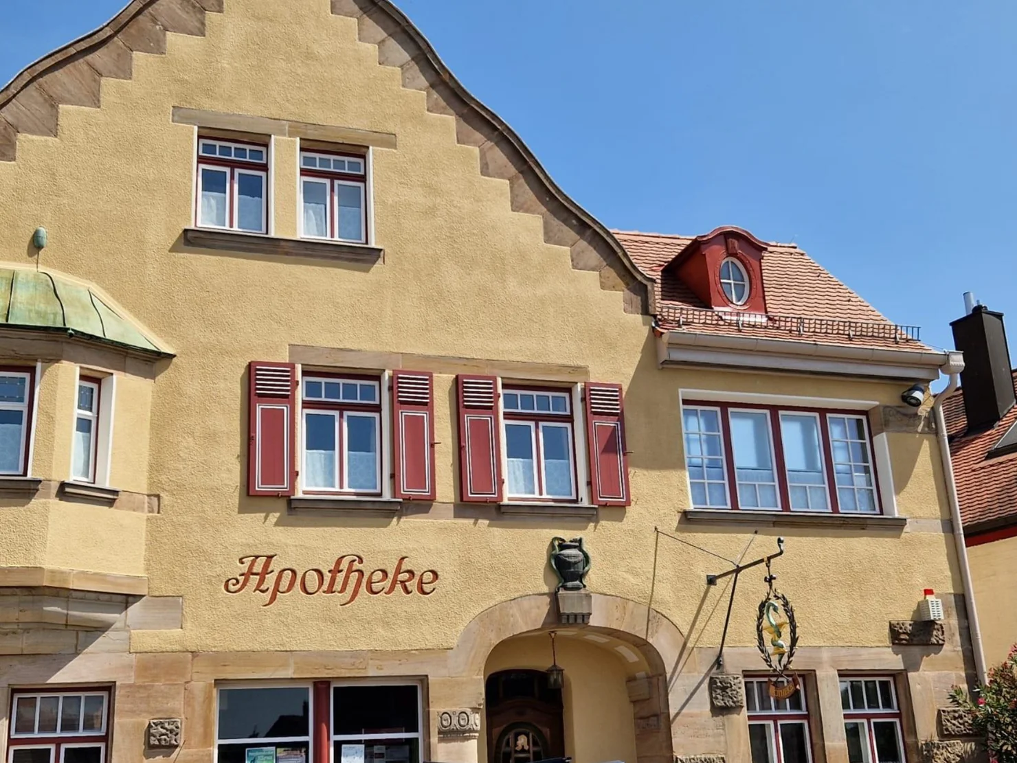 Der zweigeschossige Gruppenbau mit verputztem Obergeschoss erstrahlt im neuen Glanz.