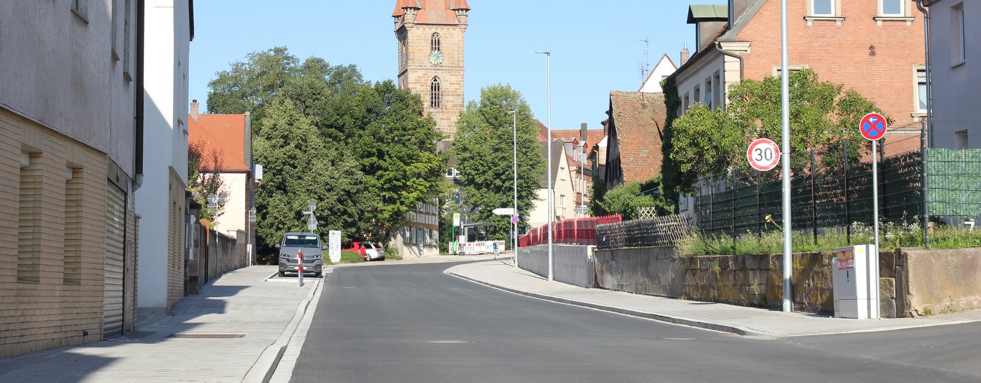 Blick entlang der neugestalteten Würzburger Straße im Ortskern von Burgfarrnbach