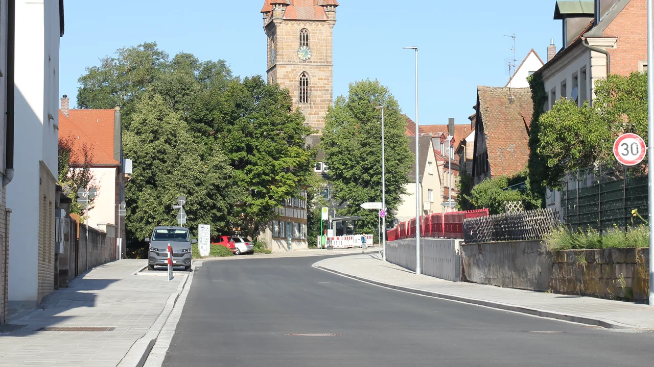 Blick entlang der neugestalteten Würzburger Straße im Ortskern von Burgfarrnbach