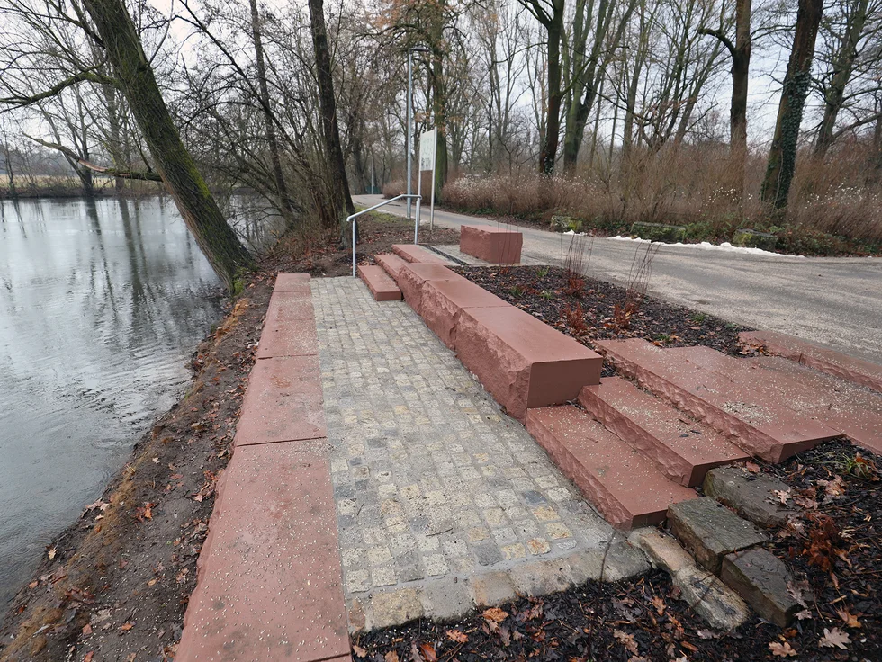 Sandsteinfarbene Steine als Sitzgelegenheit am Pegnitzufer 