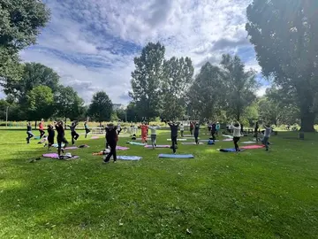 Foto von Menschen, die im Park Sport machen