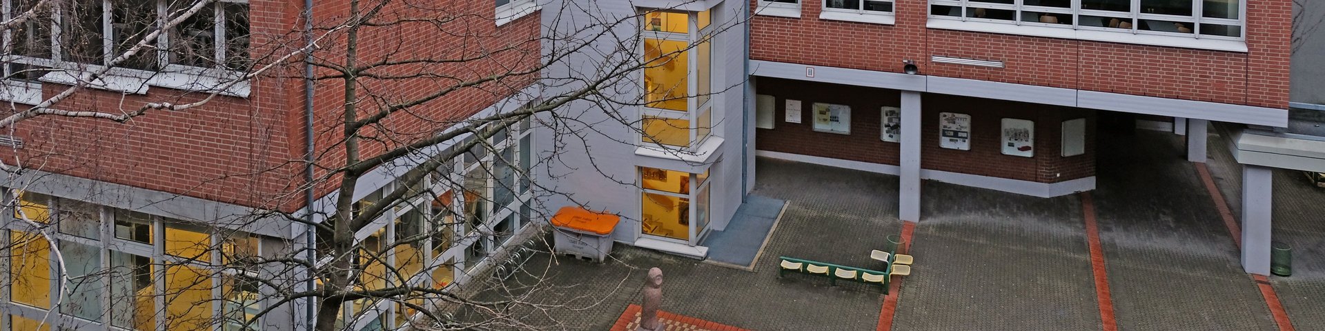 Blick auf das alte Gebäude mit Pausenhof