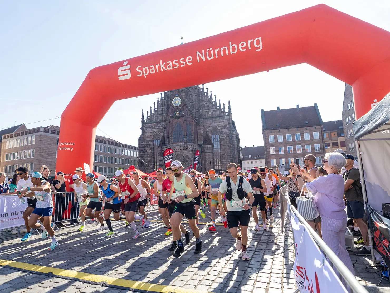 Die Marathonis gehen auf die Szrecke. Klick öffnet Bild in größerer Ansicht.
