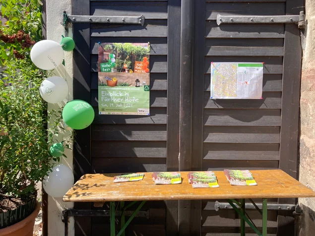 Infostand mit Broschüren zum Höfefest