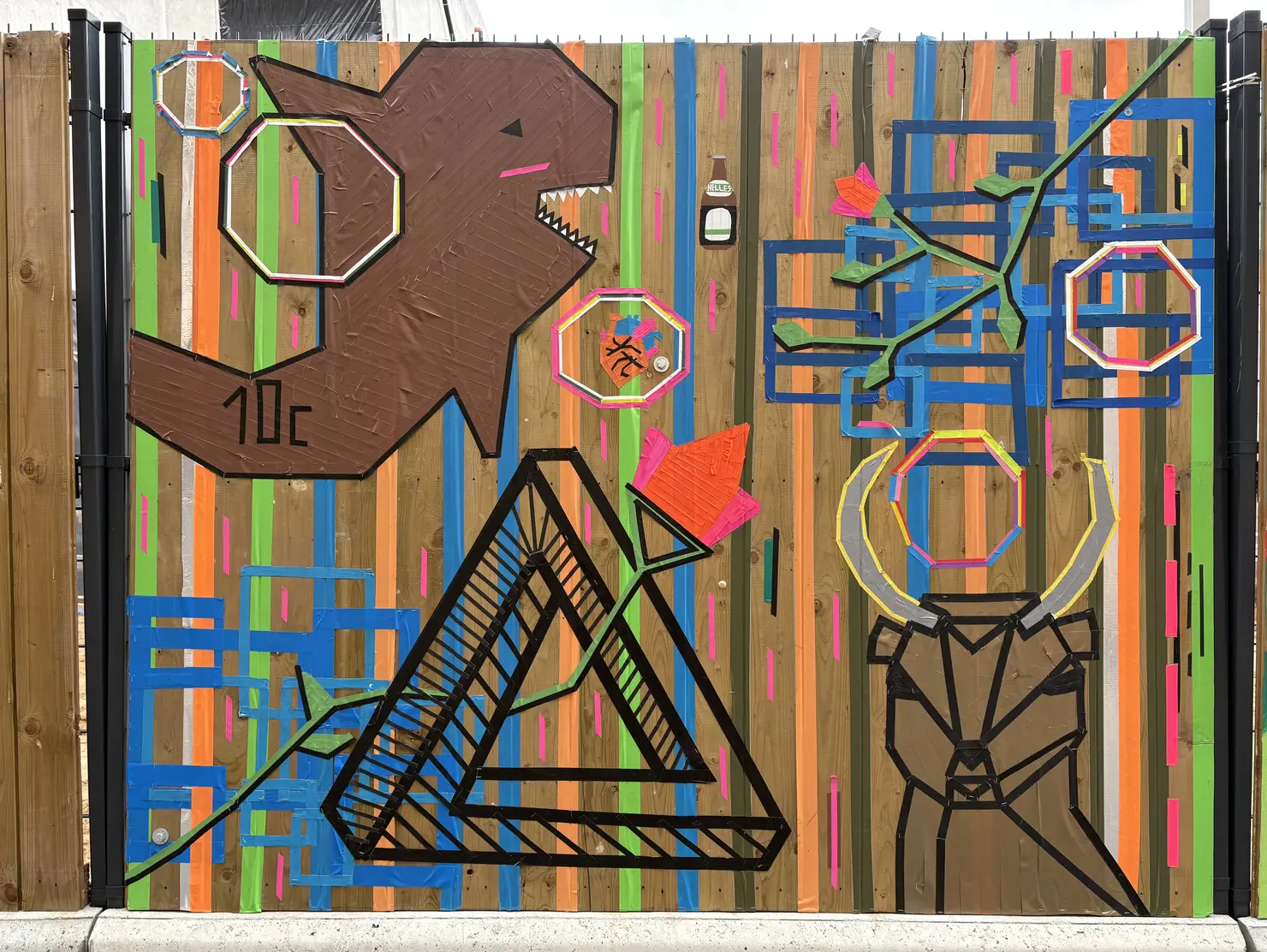 Wandbild mit Tierköpfen und Ornamenten aus Klebeband