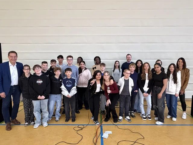 Gruppenfoto der Gewinnerklasse mit Bürgermeister Markus Braun in der Turnhalle der Schule. Klick öffnet die Meldung.