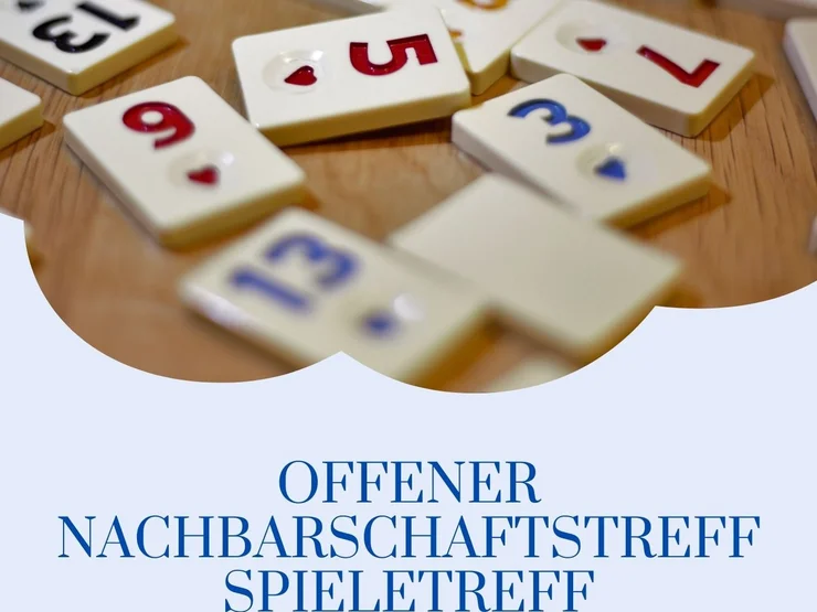 Mehrere Spielsteine mit Zahlen und Herzsymbolen liegen auf einem Holztisch, darunter sind die Zahlen 5, 7, 9 und 13 sichtbar