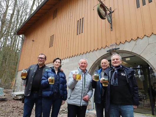 Genannte Personen mit einem Bierkrug vor dem Felsenkeller Klick öffnet die Meldung.