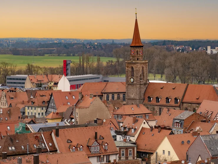 Luftbild der Altstadt mit herausragender Kirche St. Michael. Klick öffnet Veranstaltungstipp.