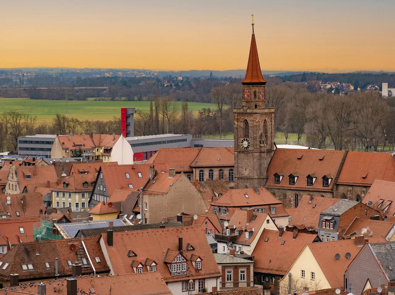 Luftbild der Altstadt mit herausragender Kirche St. Michael 