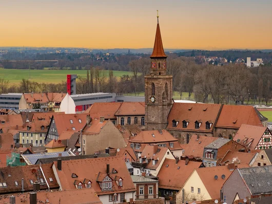 Luftbild der Altstadt mit herausragender Kirche St. Michael. Klick öffnet Veranstaltungstipp.