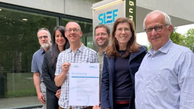 Gruppenbild der verantwortlichen mit Urkunde