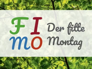 Grüner, roter und blauer Schriftzug mit den Buchstaben F, I, M, O auf weißem Hintergrund vor grünem Blätterdach und der Text 'Der fitte Montag' in schwarzer Schreibschrift.