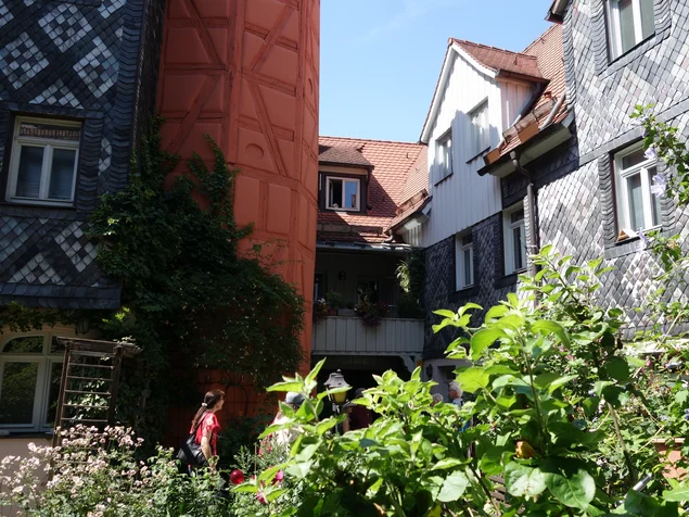 Innenhof mit Schieferfassaden