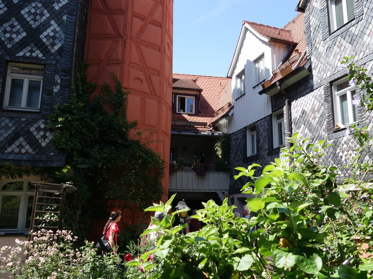 Innenhof mit Schieferfassaden