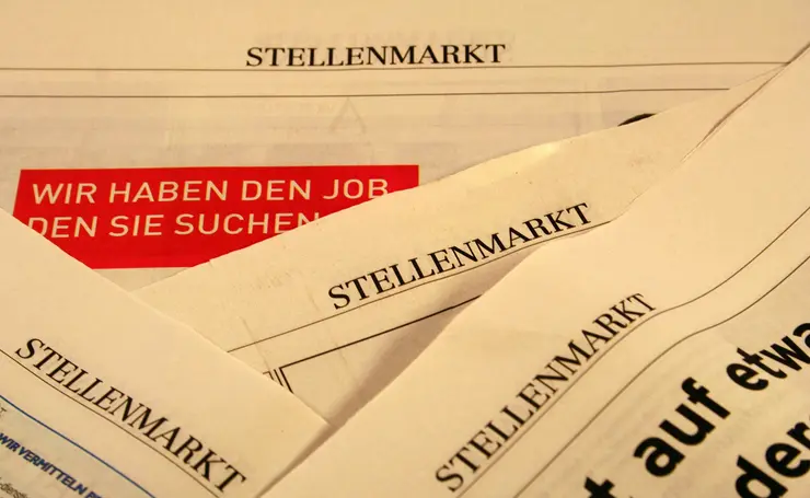 Zeitungssseiten mit Stellenanzeigen
