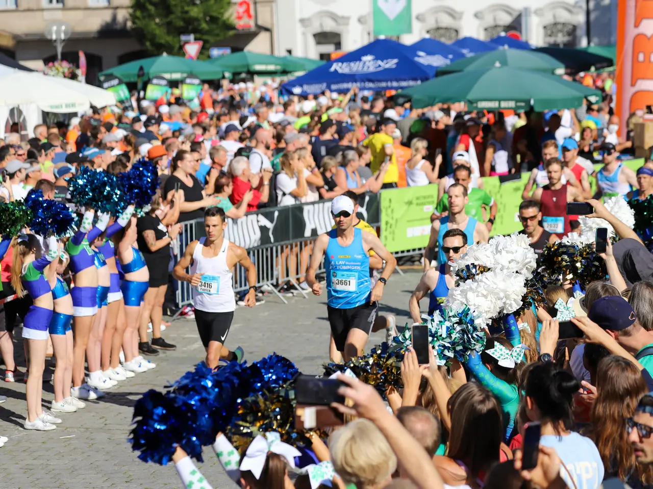 Metropolmarathon 2022 Läufer, Zuschauer und gute Stimmung am Start des Metropolmarathons
