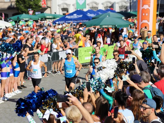 Läufer, Zuschauer und gute Stimmung am Start des Metropolmarathons. Klick öffnet Übersicht.