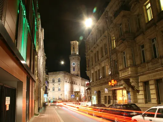 Langzeitbelichtung des Rathauses bei Nacht. Klick öffnet Bild in größerer Ansicht.