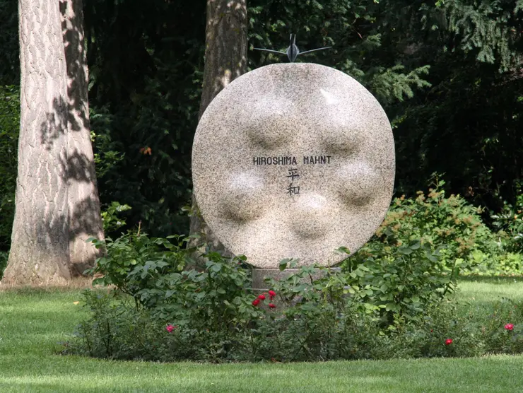 Das Hiroshima Mahnmal des japanischen Künstlers Kunihiko Kato im Fürther Stadtpark. Klick öffnet Veranstaltungstipp.
