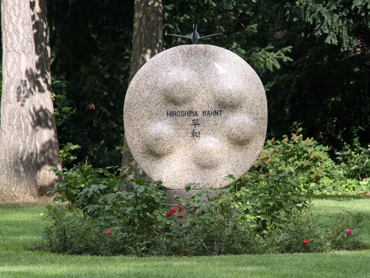 Das Hiroshima Mahnmal des japanischen Künstlers Kunihiko Kato im Fürther Stadtpark. Klick öffnet Bild in größerer Ansicht.