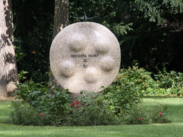 Das Hiroshima Mahnmal des japanischen Künstlers Kunihiko Kato im Fürther Stadtpark. Klick öffnet Veranstaltungstipp.
