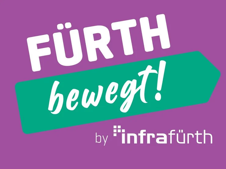 Schriftzug 'FÜRTH bewegt!' in weiß auf grünem Pfeil vor lila Hintergrund