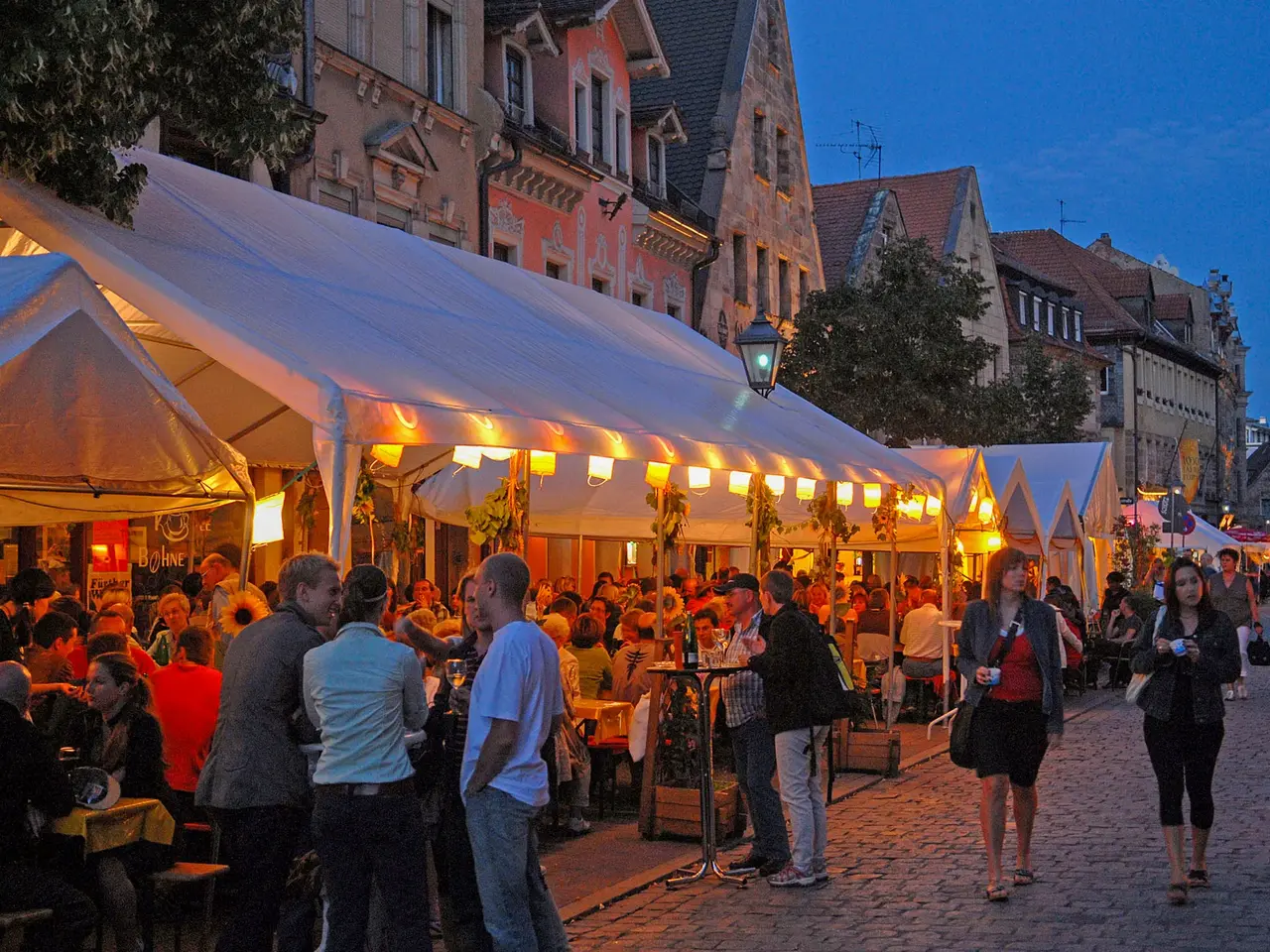 Bürgerinnen und Bürger von Fürth besuchen das Weinfest