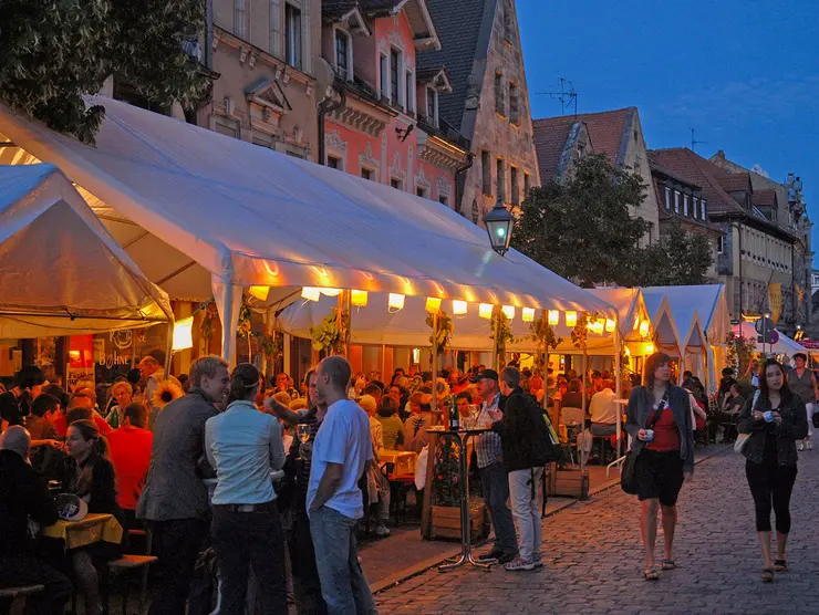 Bürgerinnen und Bürger besuchen das Weinfest. Klick öffnet Veranstaltungstipp