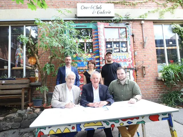 Gruppenbild mit Horst Ohlmann (Kulturstiftung), OB Jung und Felix Geismann (Kofferfabrik), sowie Kulturreferent Döhla und Sarah Stutzmann und Florian Lippmann (Betreiber) Klick öffnet die Meldung.