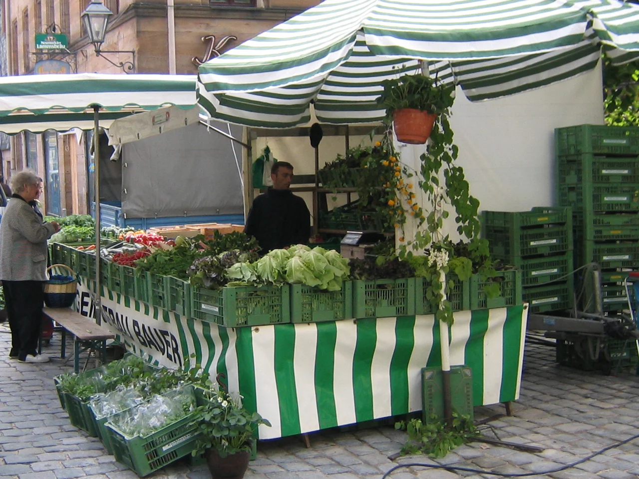 Marktstand mit Gemüse auf dem Bauernmarkt am Fürther Waagplatz