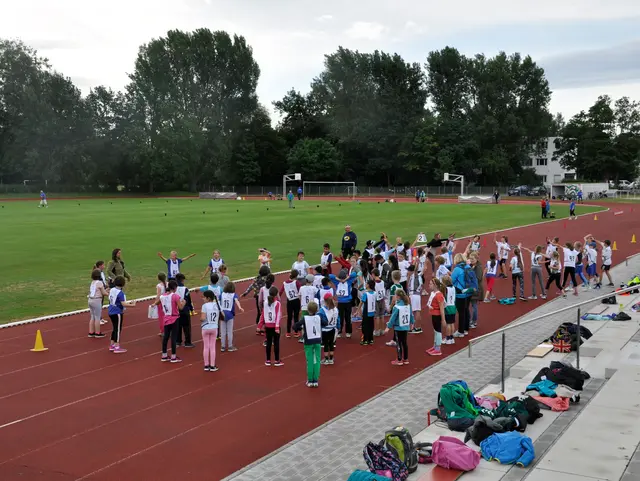 Kinder auf der Laufbahn bei der Abnahme des Sportabzeichens; Klick zeigt Bild in größerer Darstellung.